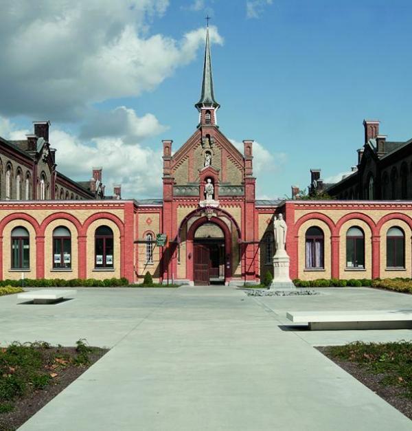 De majestueuze buitenkant van het Dr. Guislain-museum